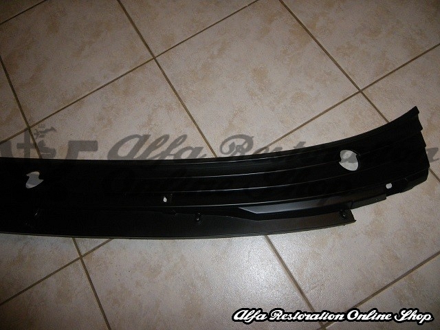 Alfa 33 905 Series Windscreen Wiper Grille (LHD models)