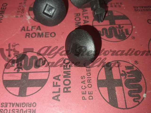 Alfa 33/164 Side Skirt/Boot Liner Plastic Clips (Locking Clips)