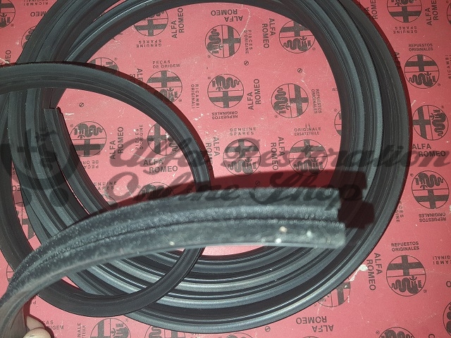 Alfa 33 905/907 Series Rear Left/Right Door Window & Quarter Window Vertical Velvet Seal