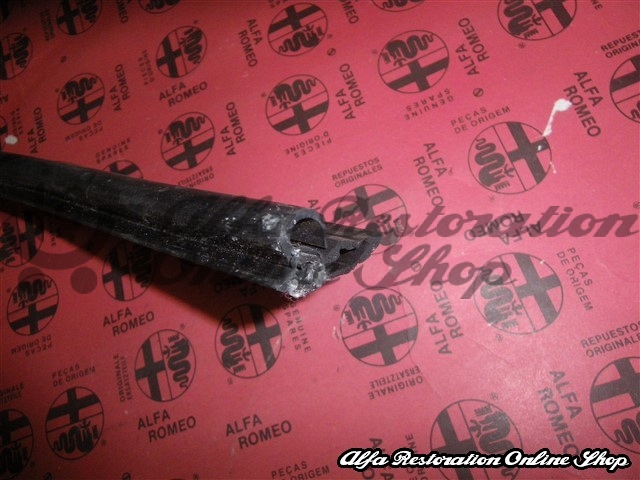 Alfa 75/Milano Windscreen Wiper Grille Rubber Seal (LHD)