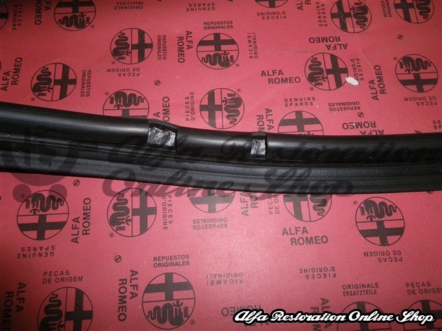 Alfa 75/Milano Windscreen Wiper Grille Rubber Seal (LHD)