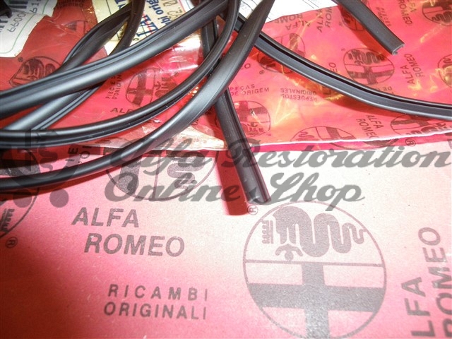 Alfa 75 1.8TB/2.0 TS/V6 Front Left Wheel Arch Extension Rubber Seal