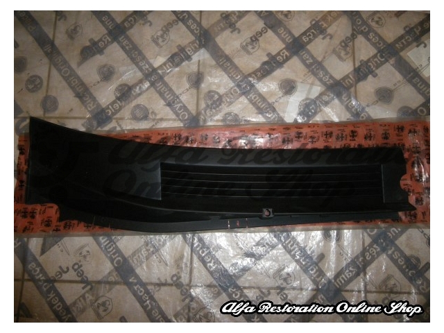 Alfa 33 907 Series Right Side Windscreen Wiper Grille