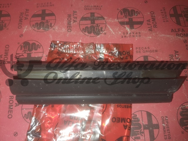 Alfa 164 Front Right Wing Plastic Shield/Trim Seal