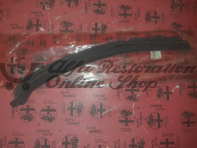 Alfa 164 Super/USA MY 94-95 Rear Right Door Lower Plastic/Decorative Trim Seal