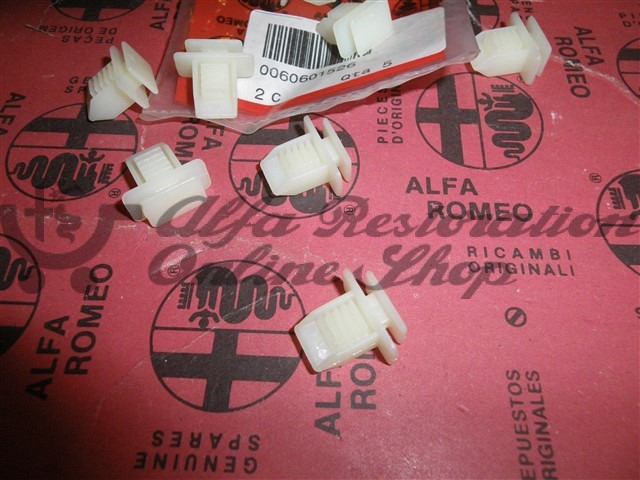 Alfa 145/146/156 Windscreen Wiper Grille Plastic Pin