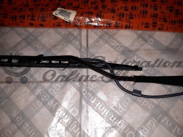 Alfa GTV/Spider 916 Series Windscreen Right Wiper Arm (LHD)