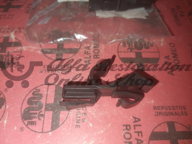 Alfa 147 Rear Parcel Shelf Swivel Pin Clip (Right Side)