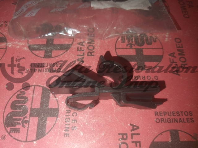 Alfa 147 Rear Parcel Shelf Swivel Pin Clip (Right Side)