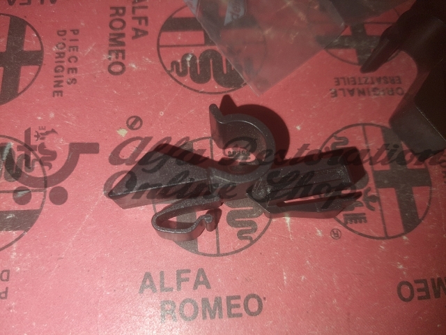 Alfa 147 Rear Parcel Shelf Swivel Pin Clip (Left Side)